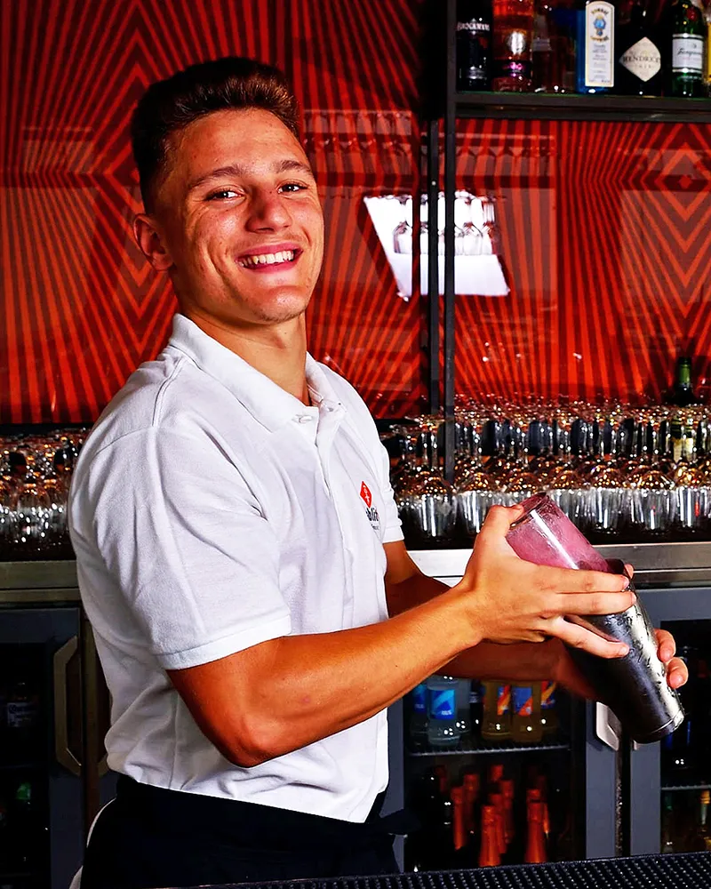 Bruno Smith - Barman